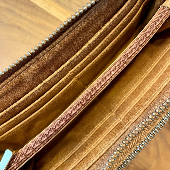 NWOT Wallet - Picture 4 of 5